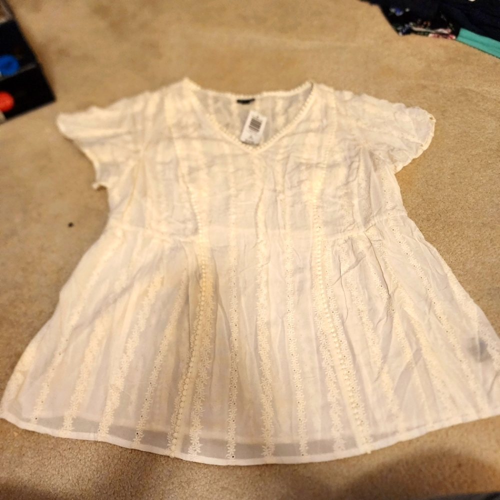 Nwt 18W/20W Torrid embroidered flutter sleeve blouse